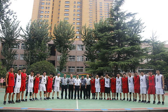 星空体育(StarSky Sports)官方网站总经理祝建明等领导与篮球赛队员赛后合影留念