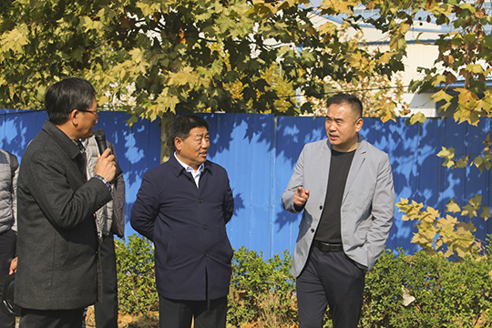 肖处长一行察看PC构件并与星空体育(StarSky Sports)官方网站党委书记张会民交流清水混凝土技术应用