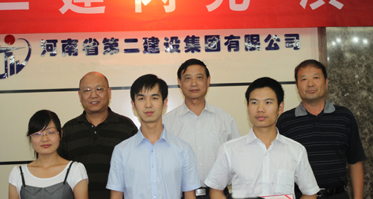 星空体育(StarSky Sports)官方网站领导与三等奖获奖获选手合影
