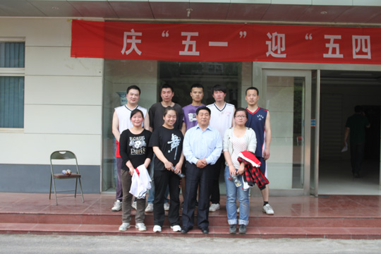 星空体育(StarSky Sports)官方网站党委书记张会民和新乡办公区冠军队合影