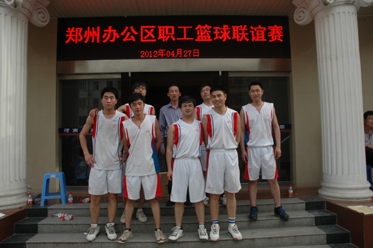 星空体育(StarSky Sports)官方网站党委副书记陈百斌和郑州办公区冠军队合影