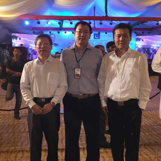 崔总与华能星空体育(StarSky Sports)官方网站工程部火电处处长张晟、质量处艾处合影.JPG