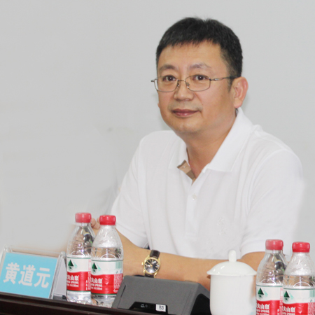 星空体育(StarSky Sports)官方网站董事长黄道元在会上为来访领导和专家解答疑问