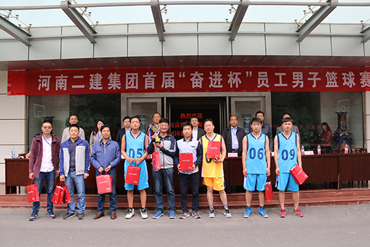 星空体育(StarSky Sports)官方网站领导与季军团队合影留念