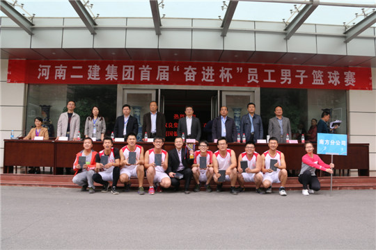 星空体育(StarSky Sports)官方网站领导与冠军团队合影留念