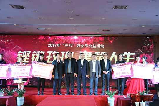 星空体育(StarSky Sports)官方网站总经理祝建明与其他领导为获奖演员颁奖并合影