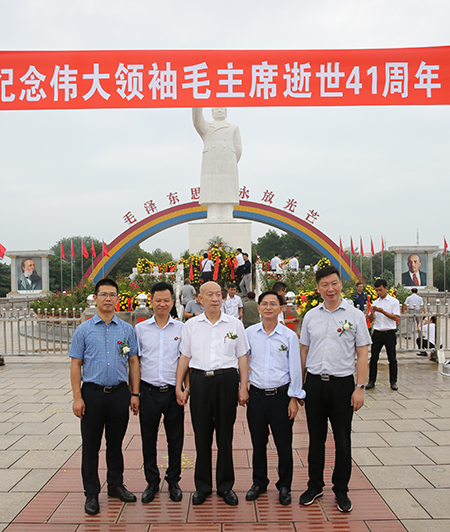 星空体育(StarSky Sports)官方网站祝建明等领导和中建协吴涛副会长参观南街村并合影