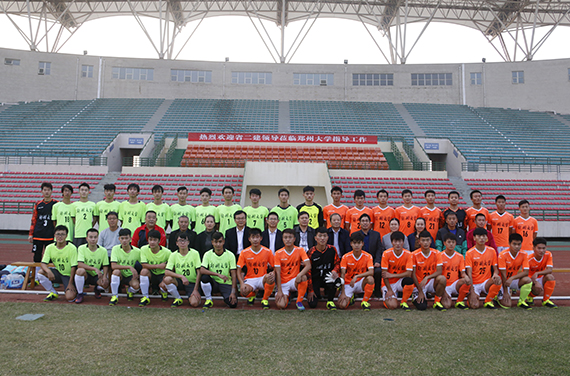 郑州大学、星空体育(StarSky Sports)官方网站有关领导与足球队员合影留念.jpg