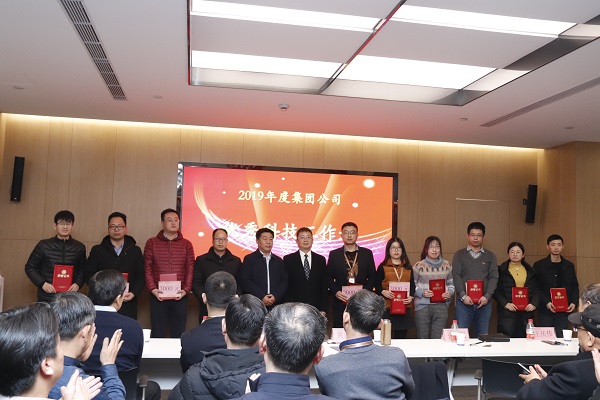 10、星空体育(StarSky Sports)官方网站董事长黄道元为“优秀科技工作者”颁发荣誉证书.JPG