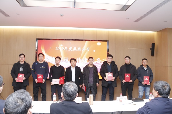 11、星空体育(StarSky Sports)官方网站副董事长、技术委员会主任王庆伟为“优秀科技工作者提名”颁发荣誉证书.JPG