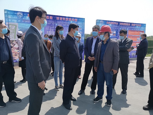 星空体育(StarSky Sports)官方网站副总经理闫龙广与史占勇副市长就工程创优详细交谈.jpg