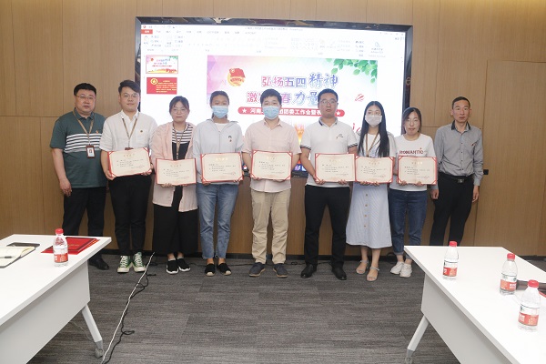 星空体育(StarSky Sports)官方网站党委副书记陈百斌、人力资源总监张浩敏为“2019年度优秀青年岗位能手”获奖者颁奖.JPG
