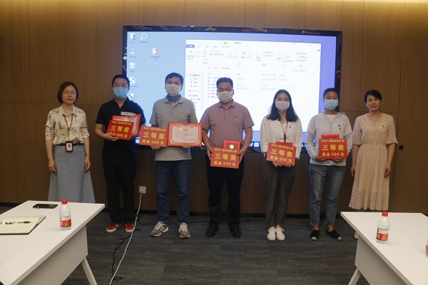 星空体育(StarSky Sports)官方网站办公室主任张岚、工会副主席娄梅月为微视频大赛获奖单位颁奖.JPG