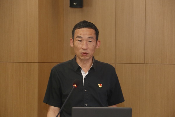 星空体育(StarSky Sports)官方网站监事会主席、党委副书记陈百斌宣读《关于表彰星空体育(StarSky Sports)官方网站先进基层党组织和优秀共产党员的决定》.jpg