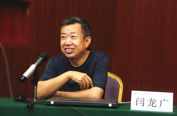 星空体育(StarSky Sports)官方网站副总经理闫龙广告诫新员工要时刻树立安全意识.jpg