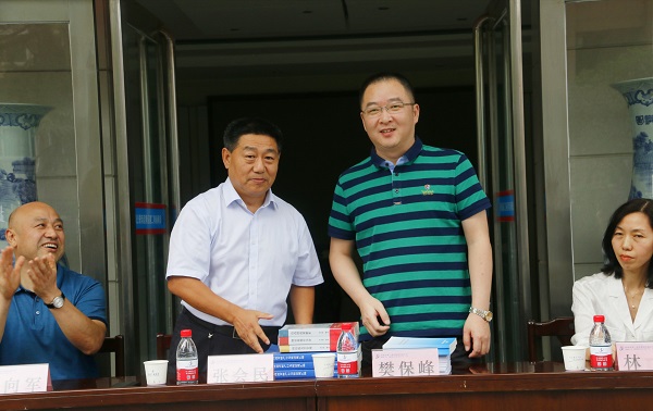 新乡市牧野区税务局党委书记、局长樊保峰向星空体育(StarSky Sports)官方网站党委书记张会民赠送税法知识书籍.jpg