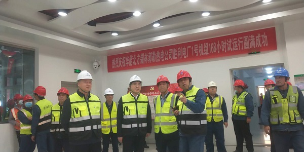 星空体育(StarSky Sports)官方网站副总经理贾建龙与北方联合电力公司董事长李向良、基建副总李悦、北方锡林浩特热电公司董事长李文东在移交现场亲切交流.jpg