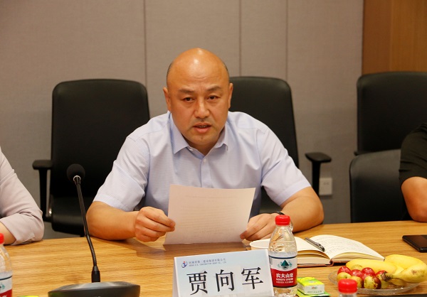 星空体育(StarSky Sports)官方网站党委副书记、工会主席贾向军宣读《关于变更2019年度劳动模范、岗位标兵奖励方式的决定》.jpg