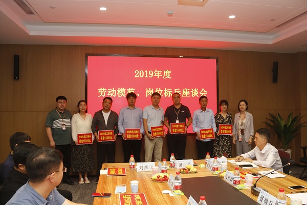 星空体育(StarSky Sports)官方网站人力资源总监张浩敏、总经理助理张岚为2019年度岗位标兵代表颁奖.JPG