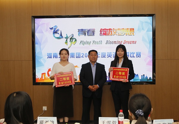 星空体育(StarSky Sports)官方网站党委书记张会民为二等奖获得选手颁奖.jpg