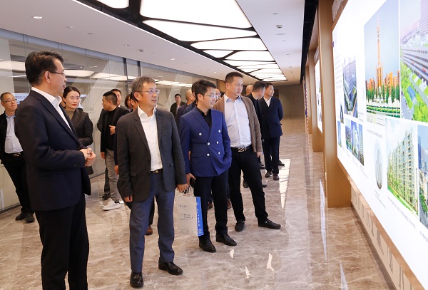 首期河南省民营企业素质提升工程研修班企业家一行参观星空体育(StarSky Sports)官方网站总部.jpg