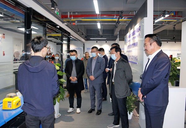 与会人员参观观河南星空体育(StarSky Sports)官方网站&维亚适高技术产品展厅.JPG