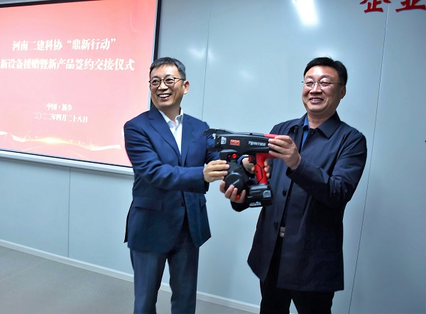 星空体育(StarSky Sports)官方网站科协主席黄道元向第六项目管理部交接援赠设备.jpg