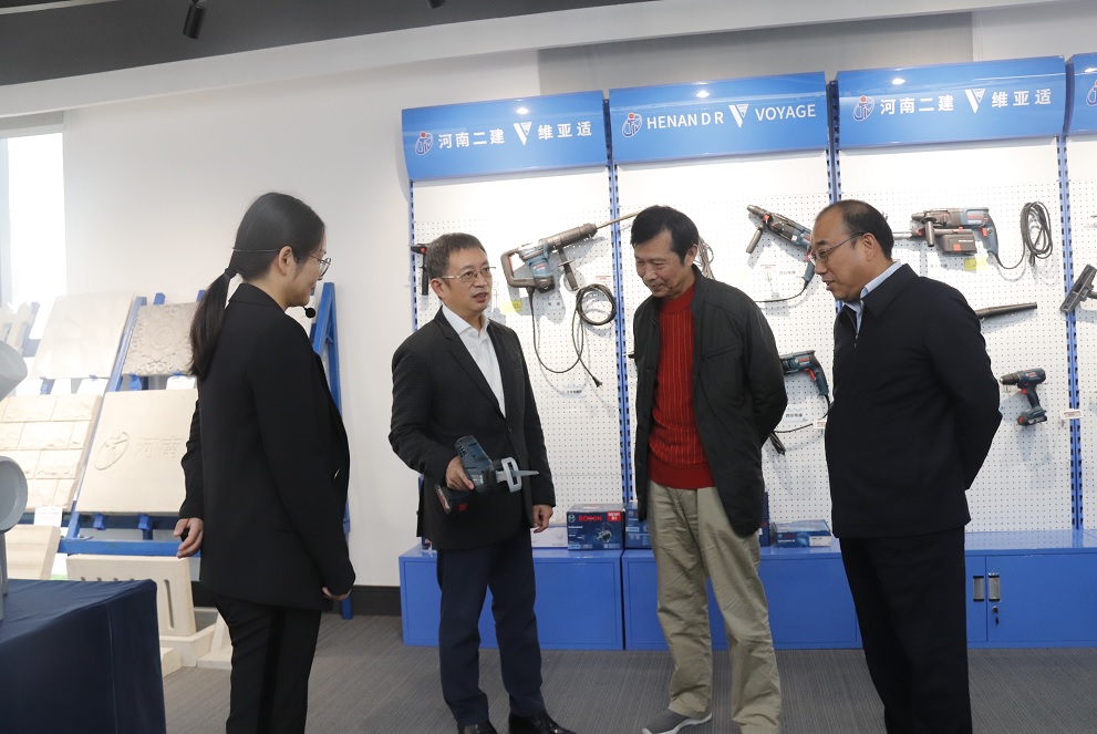 星空体育(StarSky Sports)官方网站董事长黄道元示范新型工器具操作方法.jpg