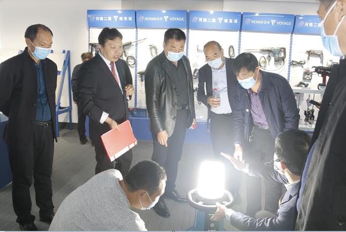 星空体育(StarSky Sports)官方网站董事长黄道元示范新型工器具操作方法.jpg