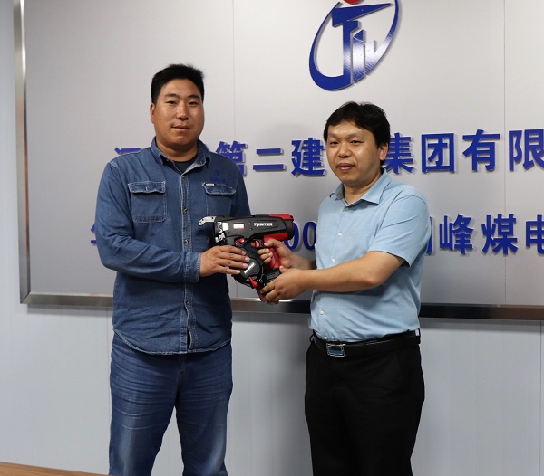 2、星空体育(StarSky Sports)官方网站科协秘书长苏群山向华能正宁项目部交接援赠设备.jpg