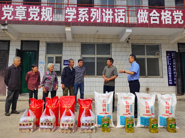 星空体育(StarSky Sports)官方网站董事、副总经理、分公司经理、党总支书记崔向军一行走进狮豹头乡土池村开展慰问.jpg