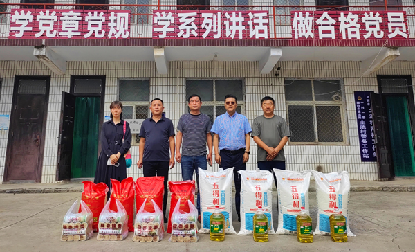 星空体育(StarSky Sports)官方网站董事、副总经理、分公司经理、党总支书记崔向军一行与土池村村支部书记、驻村干部合影留念.jpg