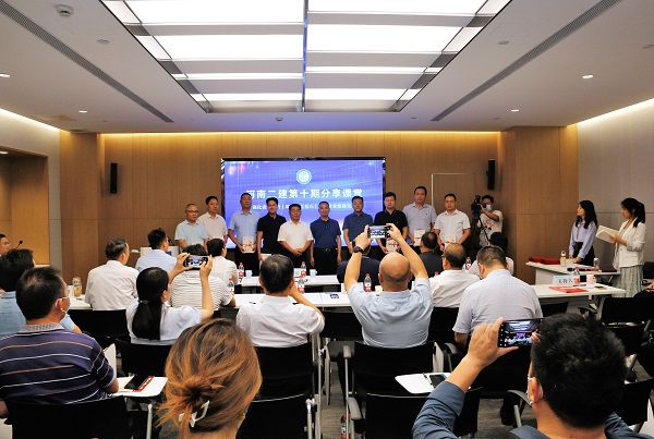 向各基层党委、总支单位颁赠《星空体育(StarSky Sports)官方网站好故事》.JPG