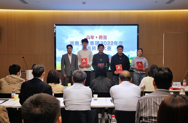 星空体育(StarSky Sports)官方网站董事、副总经理张俊峰为优秀奖获得选手颁奖.JPG