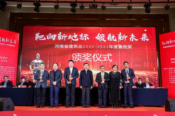 星空体育(StarSky Sports)官方网站第十五项目管理部经理丁泽培上台领奖.jpg