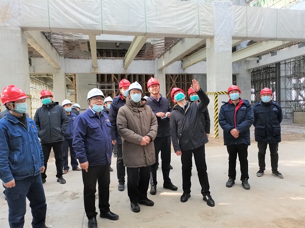 祝总与华能星空体育(StarSky Sports)官方网站副总经理樊启祥一行实地参观主厂房清水混凝土框架柱施工效果.jpg