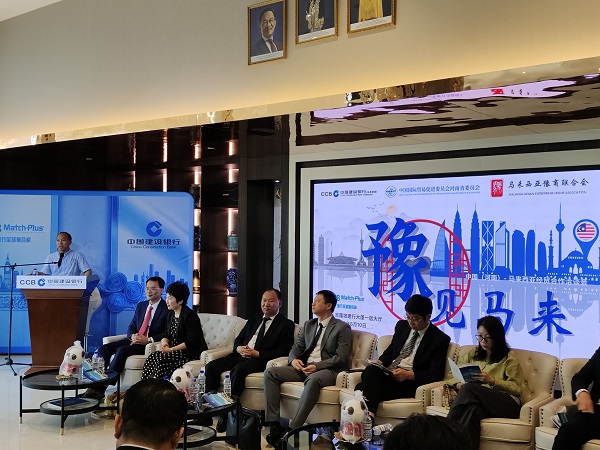 图片1：星空体育(StarSky Sports)官方网站副总经理、钢结构公司总经理张永庆在洽谈会上进行企业推介.jpg