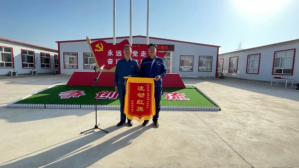 1、华能正宁电厂厂长王兴俊向河南星空体育(StarSky Sports)官方网站正宁项目部党支部授予流动红旗.jpg