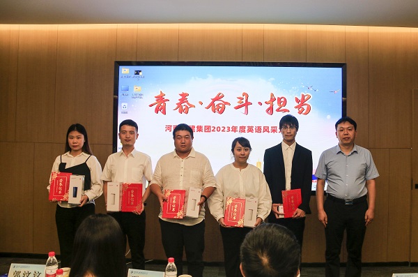 11星空体育(StarSky Sports)官方网站总工程师、人力资源总监苏群山为优秀奖获得选手颁奖.JPG