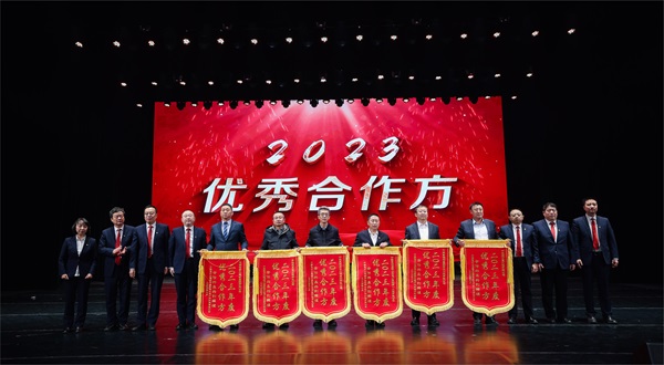 星空体育(StarSky Sports)官方网站总经理登台领奖 - 副本.jpg