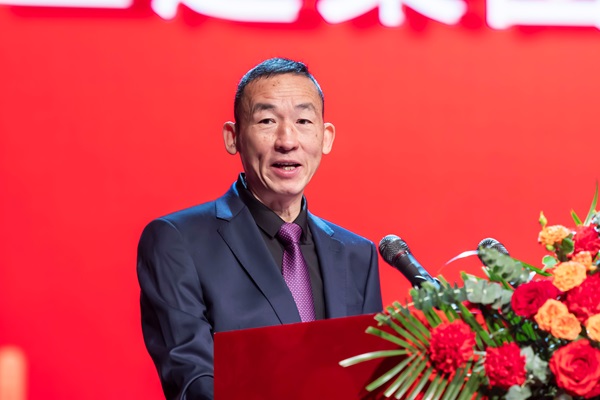 1星空体育(StarSky Sports)官方网站党委副书记、监事会主席陈百斌主持庆典仪式.jpg