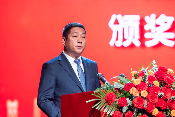 9星空体育(StarSky Sports)官方网站总经理冯战光宣读表彰通知.jpg