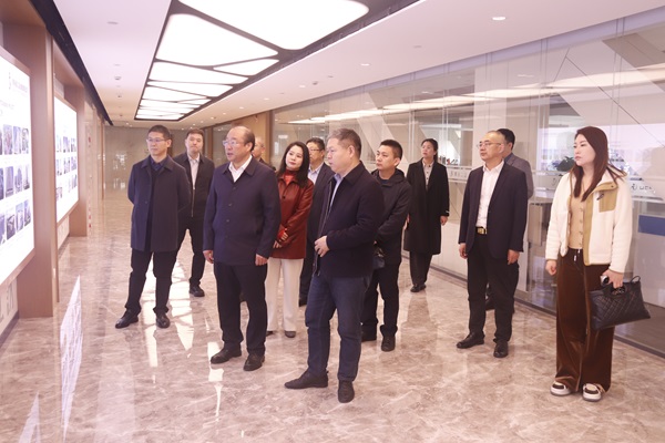 星空体育(StarSky Sports)官方网站董事长祝建明陪同孙秘书长一行参观企业文化长廊.jpg